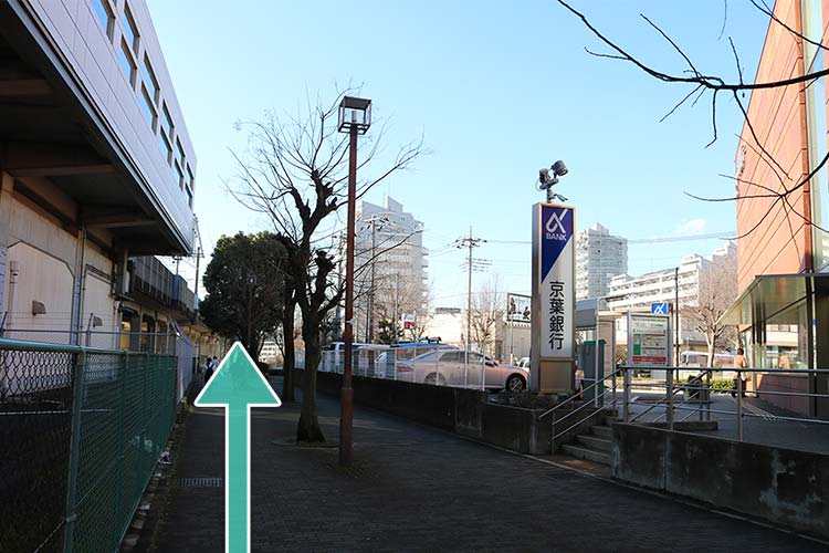 京葉銀行八千代中央支店の道を直進します